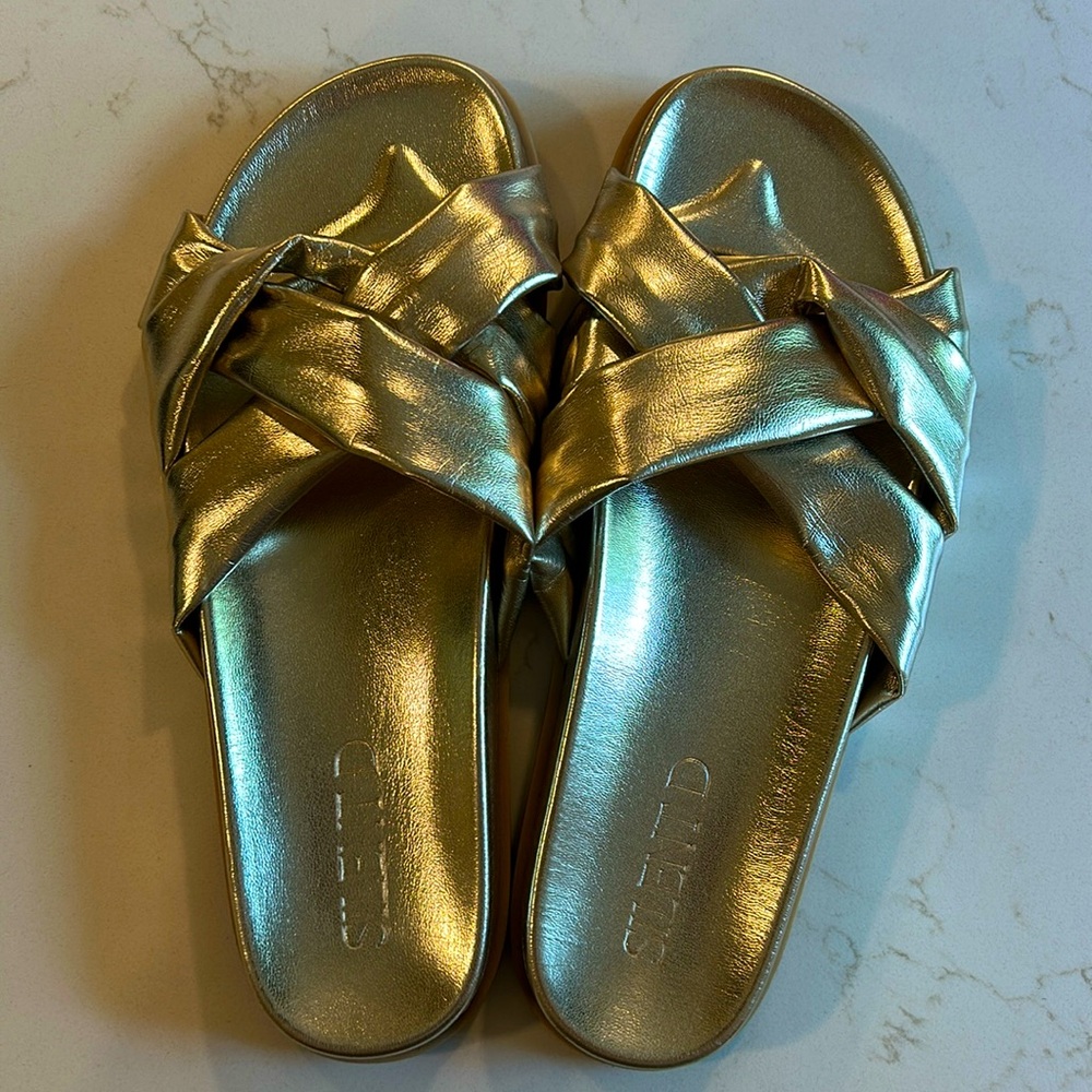 Silent D sandals